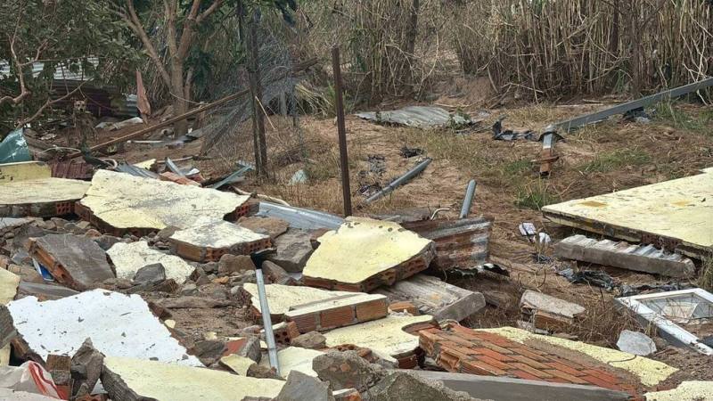 越南西南部林同省近日豪雨，使得山區道路坍方、房屋倒塌，不少民眾被迫撤離、無家可歸。旅越台灣人發起募款、募物資活動，獲積極響應。（越南台商總會提供）