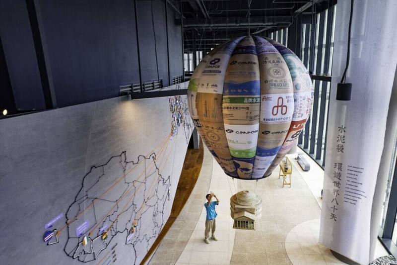 位於花蓮和平廠台泥DAKA再生資源利用中心的「鸚鵡螺圖書館」近日正式開放，縣府表示，未來台泥將整合各場域特色，推出主題遊程與手作體驗，開放學校、社團等單位規劃環境教育一日遊行程。（花蓮縣府提供）