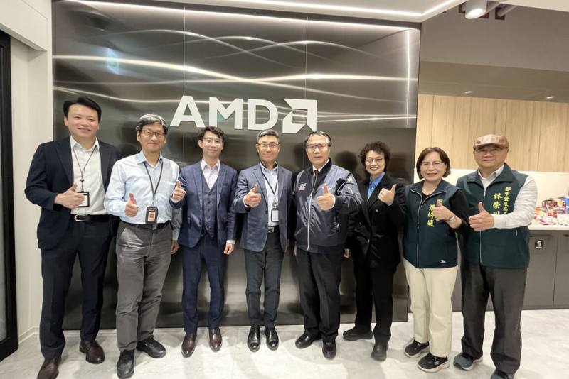 晶片大廠超微（AMD）進駐台南，在國科會資安暨智慧科技研發大樓設立研發據點，台南市長黃偉哲（右4）26日親自帶隊前往參訪。（台南市政府提供）
