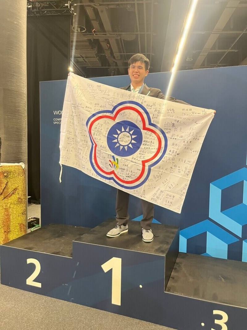 從小喜歡樂高與魔術方塊的陳詩凱，就讀技高後嶄露對木藝的天分，大學時更拿下國際技能競賽門窗木工項目金牌。（技專招生總辦提供）