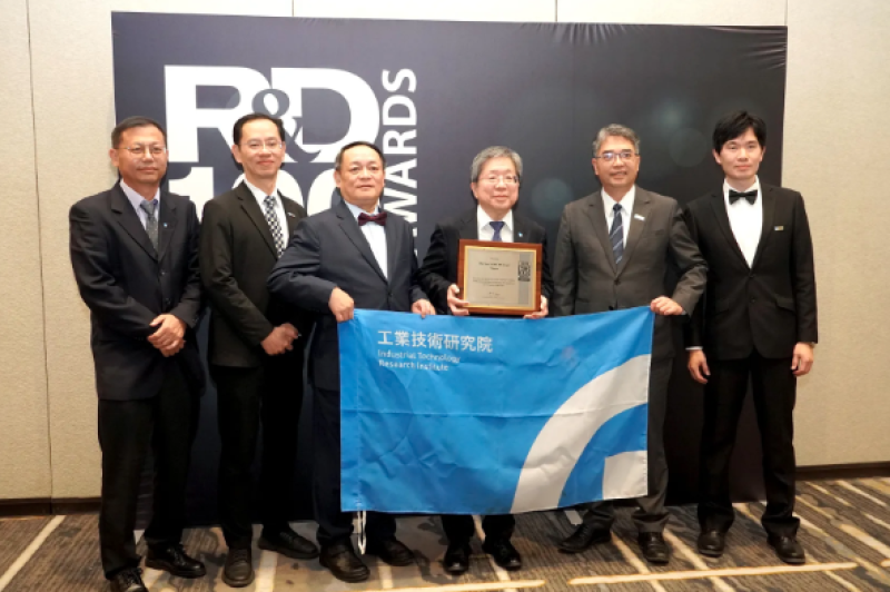 被譽為研發界奧斯卡獎的全球百大科技研發獎R&D 100 Awards揭曉2025獲獎名單，工研院在經濟部產業技術司科技專案補助下，榮獲三項大獎，涵蓋生醫、AI、綠色永續等領域，讓臺灣與產研共創的科技研發實力在國際發光發熱！左起為工研院生醫所副組長蔡佩宜、工研院智機中心組長王仁傑、奇妙水循環材料公司董事長鄭品聰、工研院生醫所所長莊曜宇、工研院生醫所策略長王大維、工研院材化所經理湯偉鉦