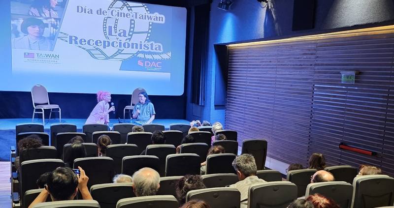 台灣電影「接線員」阿根廷首映後舉行映後分享會，阿根廷台裔導演許煌（投影幕前右方）與阿根廷觀眾交流跨文化創作與移民題材的拍攝經驗