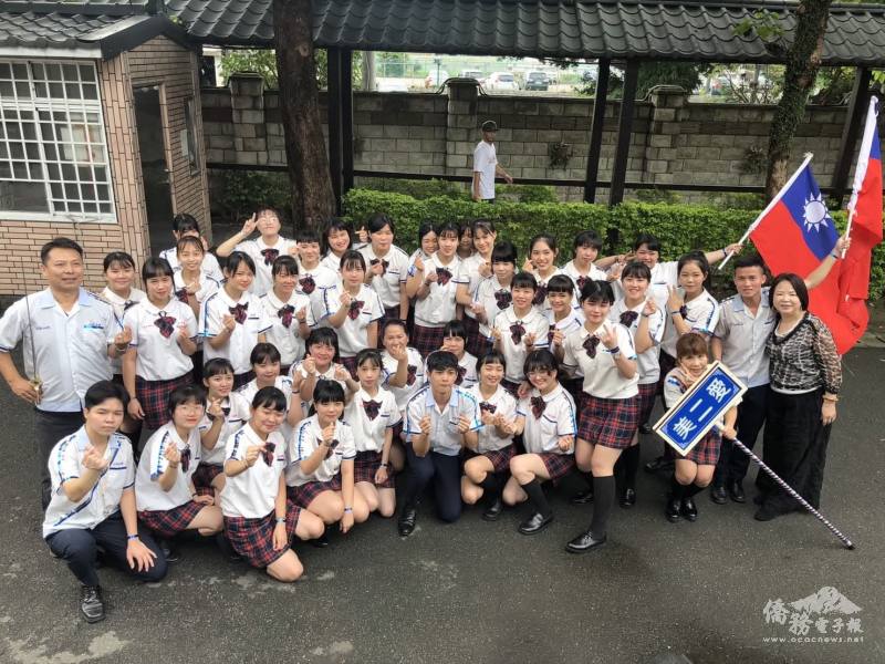 謝宛霖（最後排右3，比手指愛心者）來自越南胡志明市，2017年透過「3+4」僑生專班來臺就讀莊敬高職美容美髮科。