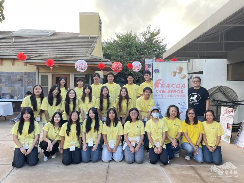 Group picture - OCAC Council Member Steve Hsieh (row 2, right 1), FASCA mentors Peggy Han (row 1, right 3) and Irene Wang (row 1, right 2).