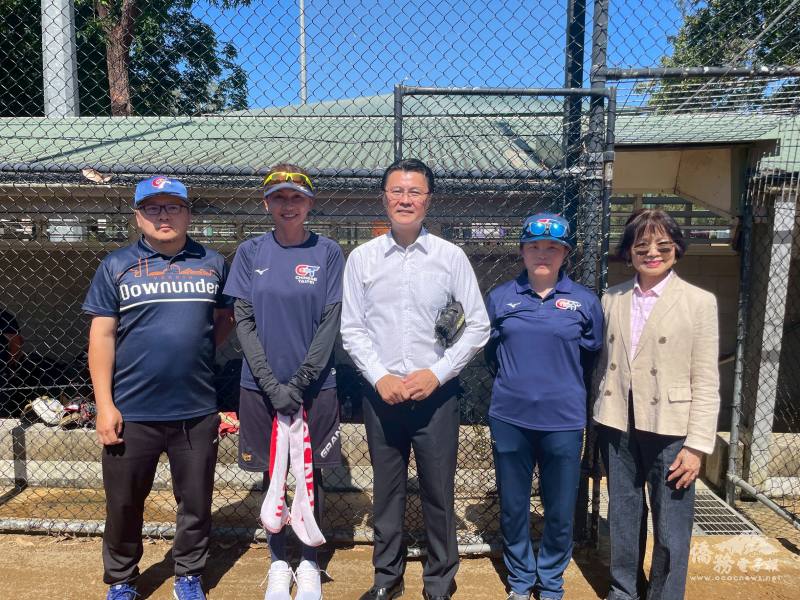 由左至右：臺澳棒球交流團隊負責人Rickey Lo、中華女子壘球總教練韓幸霖、駐布里斯本臺北經濟文化辦事處處長范厚祿、領隊葉宛亭、僑務委員羅富齡