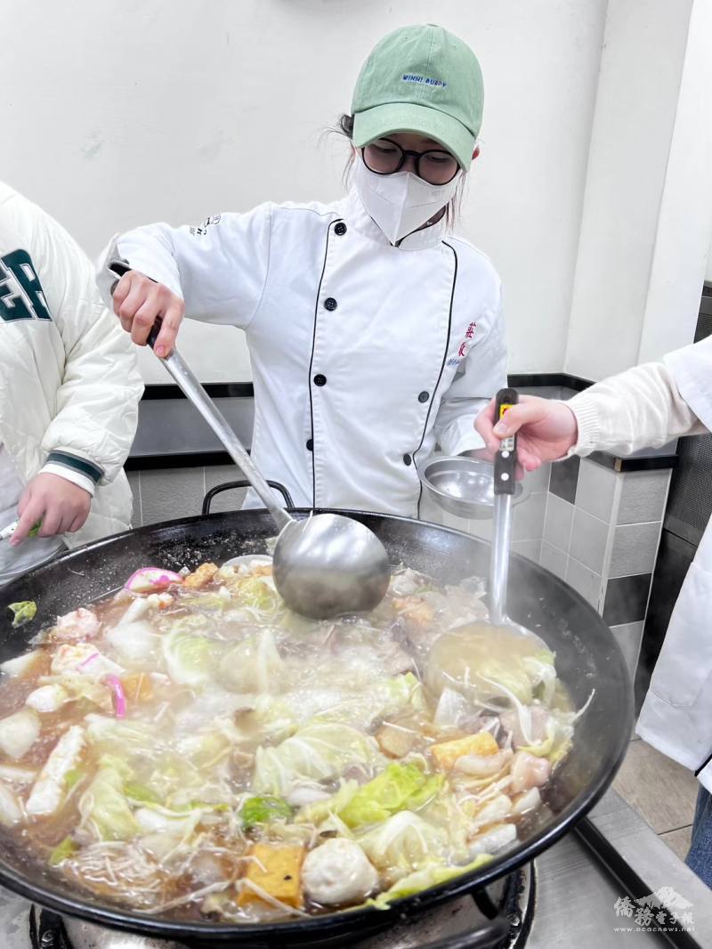 謝宛霖始終對餐飲抱有熱情，大學升學選擇東南科技大學餐旅管理系就讀。