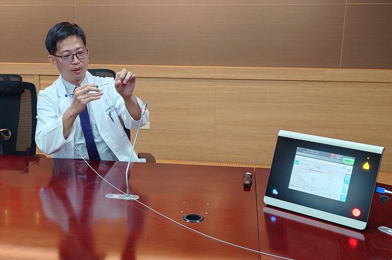 嘉義長庚醫院大腸直腸肛門外科團隊引進「雷射痔瘡消融手術」與「組織凝集儀痔瘡切除手術」，可依患者痔瘡型態與程度提供個人化治療方案，26日舉行記者會由醫師謝孟樵（圖）說明療法，並邀請患者現身分享