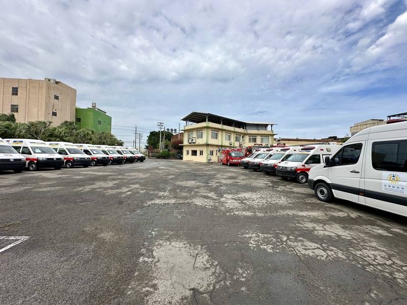 台灣社區關懷協會27日主辦「2025台灣援贈烏克蘭利沃夫市車輛海陸聯合啟運典禮」，由彰化縣伸仁紡織董事長白璨榮出資整修的68輛救災救護車輛將陸續裝櫃運往烏克蘭