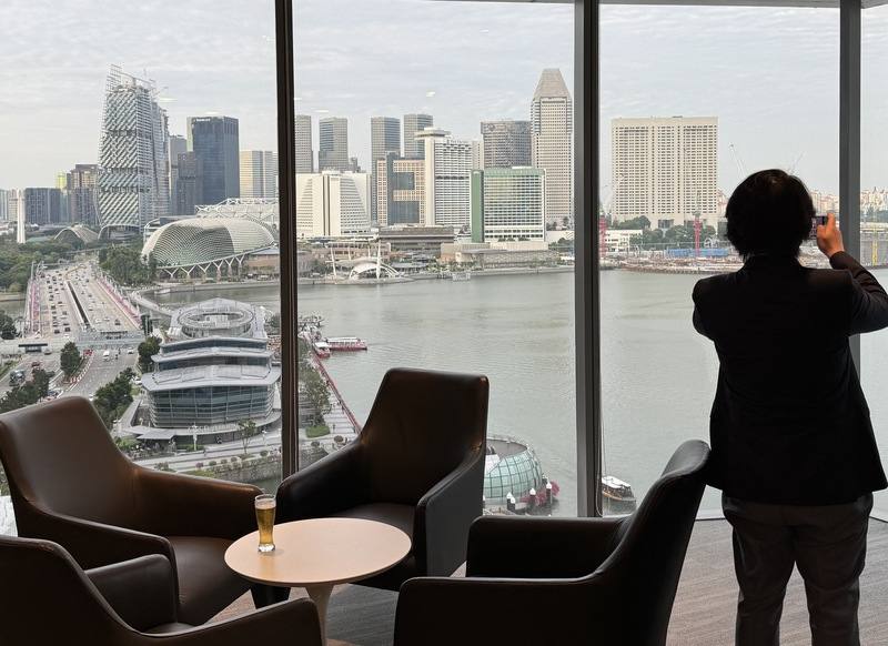 根據最新全球人才競爭力指數，新加坡首次奪下全球人才競爭力排行榜冠軍，取代瑞士多年領先紀錄。圖為新加坡金融區一棟大樓窗外市景
