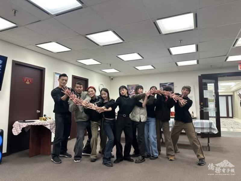 《羽人》舞者們利用雙手展現流動的舞姿