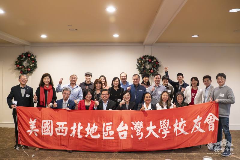 校友會理事幹部與貴賓合影