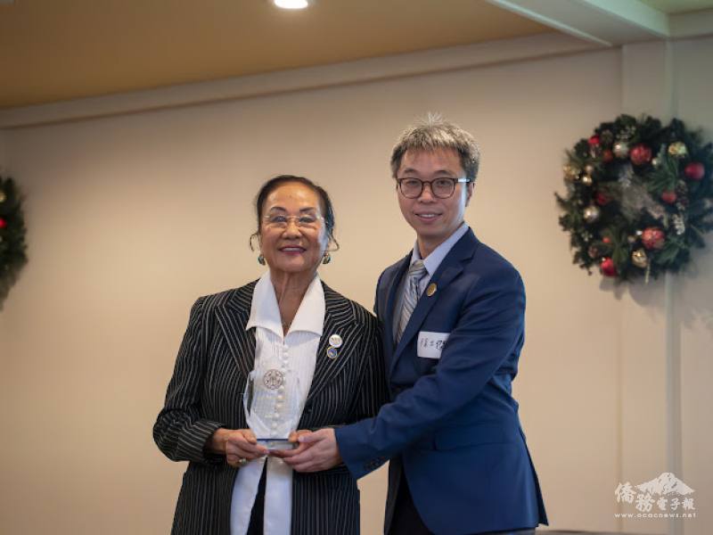 校友會會長吳小燕會長（左）交棒徐士傑（右）