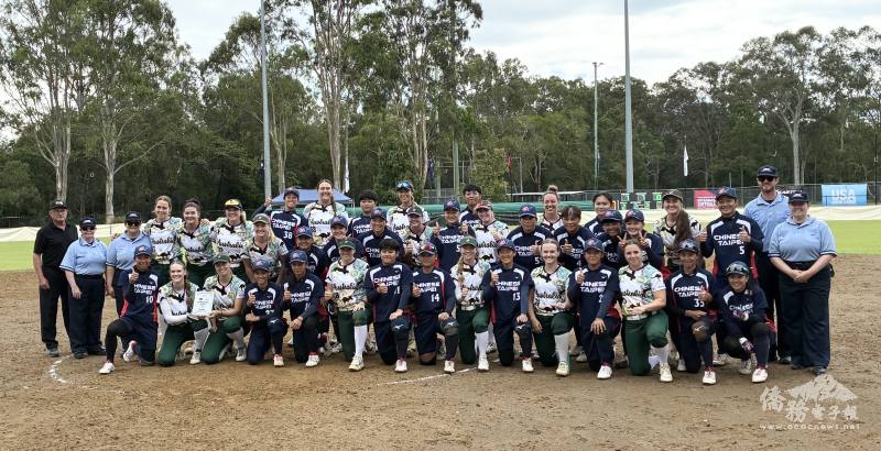 雙方選手與大會裁判合影