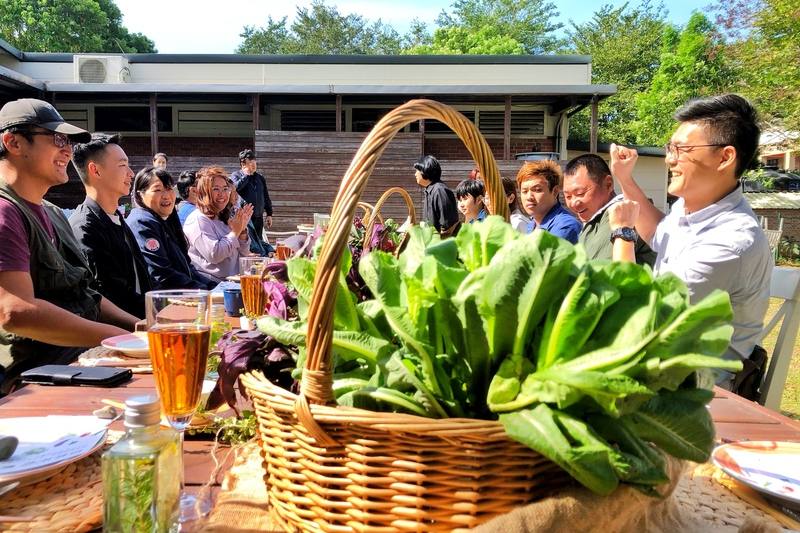 桃園市政府協助農民將有機香蘭葉及有機珠蔥等入菜發展創意料理，未來將於遊客中心等據點開放試吃，並結合農遊活動推出「農場限定」特色餐飲，打造全年不同主題的深度農遊體驗