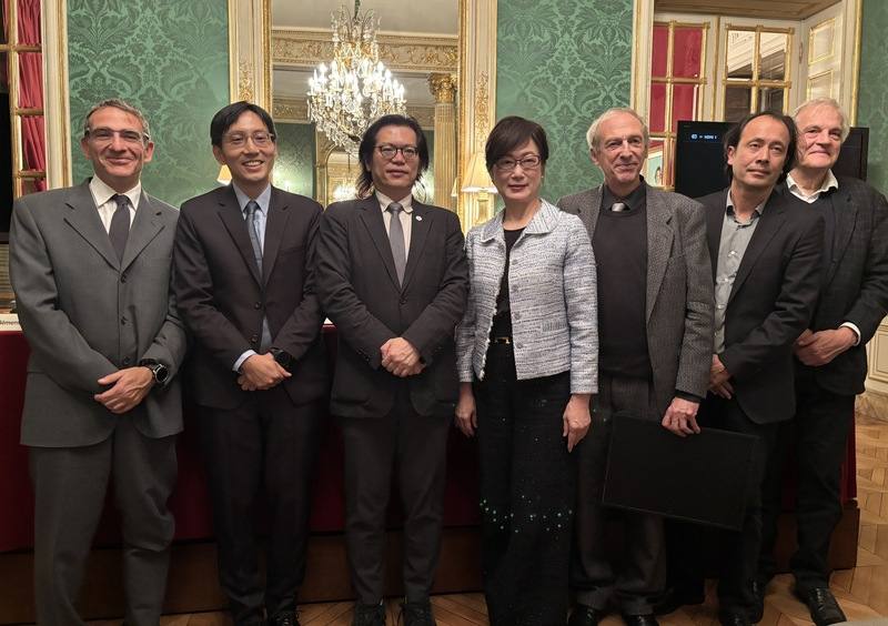 國家科學及技術委員會副主委陳炳宇（左3）和法蘭西學院自然科學院副院長沃爾曼（右3）26日頒發台法科技獎給蔡怡陞（左2）和里提（Gianni Liti，左1）