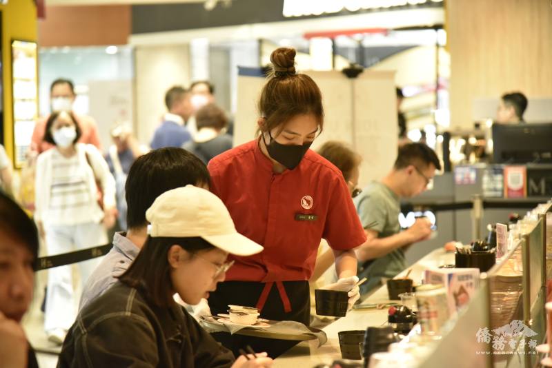 在爭鮮迴轉壽司實習工作近4年的謝宛霖，已能獨立管理餐廳外場流程。