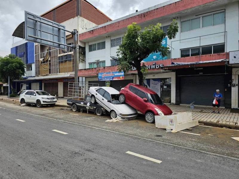 泰國南部宋卡府合艾暴雨，27日水位已退去，路上可見許多汽車因被洪水沖毀而疊在一起。（泰南台商會長丘應華提供）
