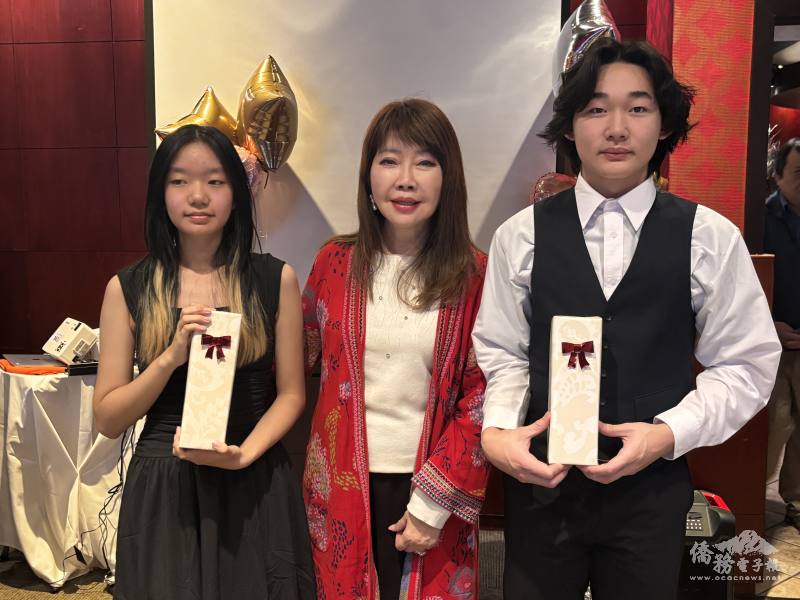 僑務委員盧蔓菁頒發密西根FASCA年度傑出參與獎，以獎勵積極參與志工活動的傑出學員