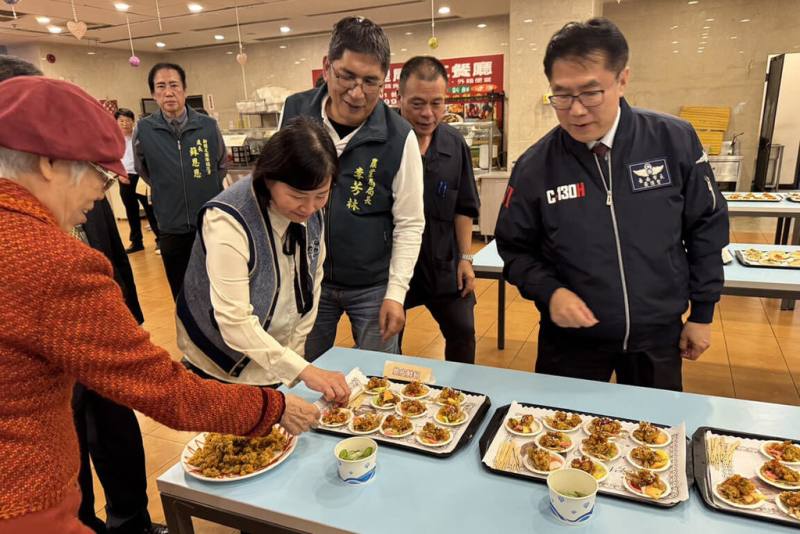 台南市政府27日在南科管理局員工餐廳舉辦漁產加工品團膳採洽會，市長黃偉哲（右）也出席與會，參觀現場展示創意料理。（台南市政府提供）