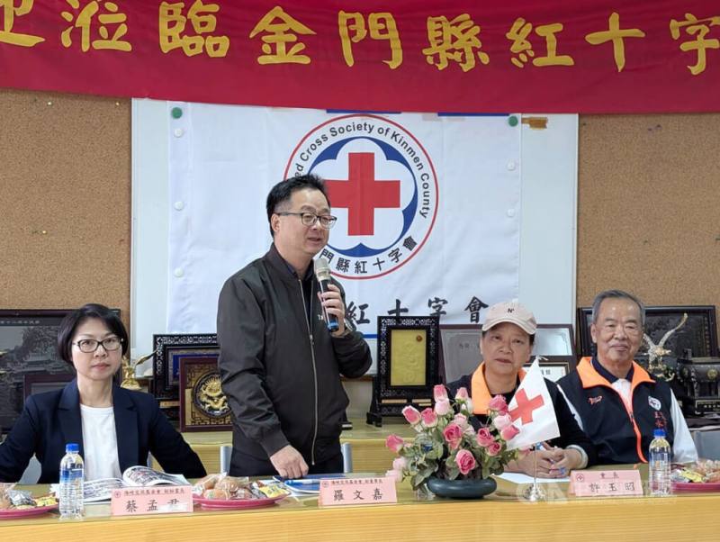 海峽交流基金會秘書長羅文嘉（左2）27日到訪金門紅十字會，除致謝紅十字會在兩岸醫療後送協助，他表示，28日也將安排與台商座談、餐敘，了解他們在中國經商遇到的問題、糾紛等