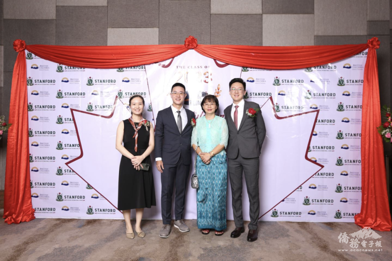 陳右南（左二）與太太蔡維寧（左一）、表弟鄭筵祥（右一）及緬甸合夥人黃玉蘭（右二）一同在緬甸經營教育事業