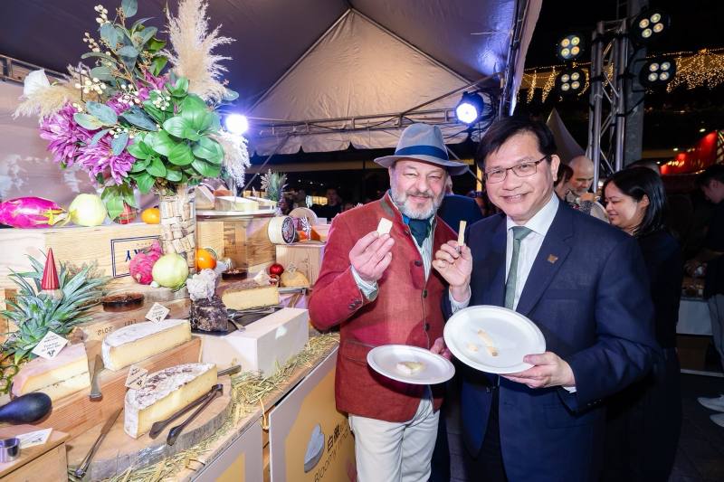 外交部長林佳龍（右）與台灣法國人協會會長雷多明（Dominique Levy）（左）共同品嚐起司拼盤