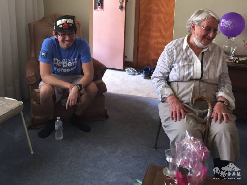 黃柏翔親自訪視客戶