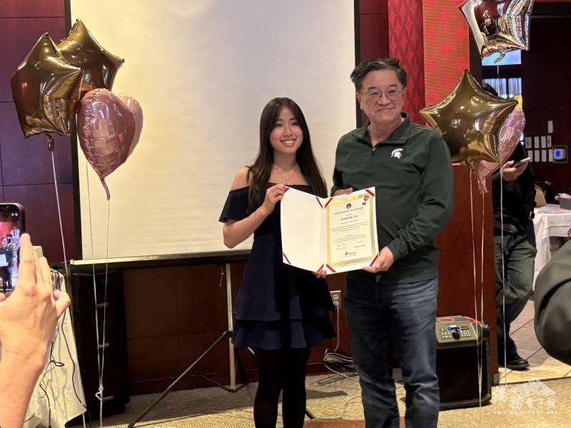僑務委員李延志頒發銅質獎章給獲獎學員