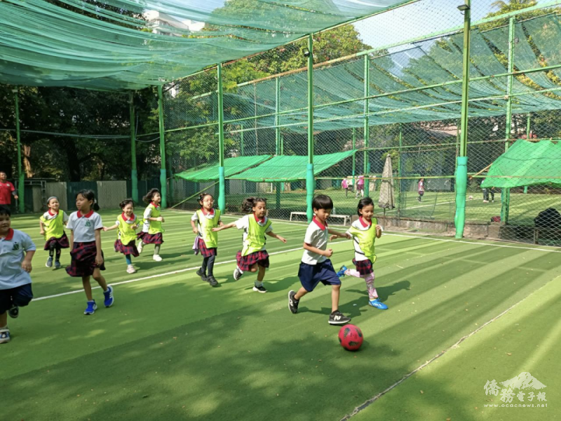 學生們在學校內踢足球，進行體育活動