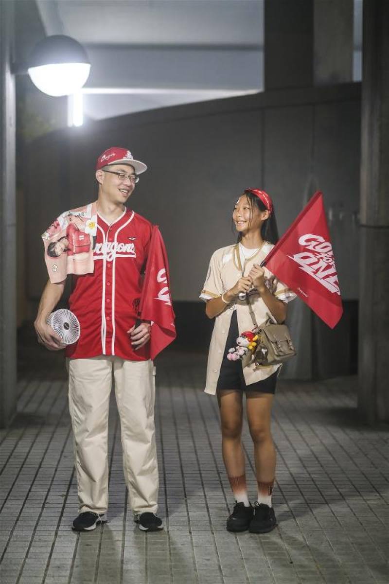 Fans come to the park equipped with not only the basics such as team shirts and caps, but also support towels, headbands, pennants, lucky dolls, baseball gloves, electric fans, cameras, and cooling mist sprayers. These are all indispensable items in a ded