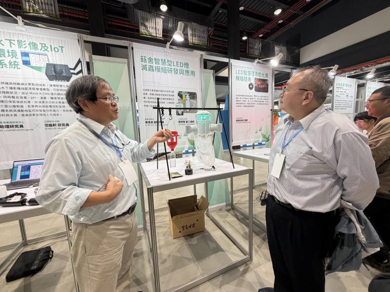 數位發展部數位產業署施偉仁組長參觀展區