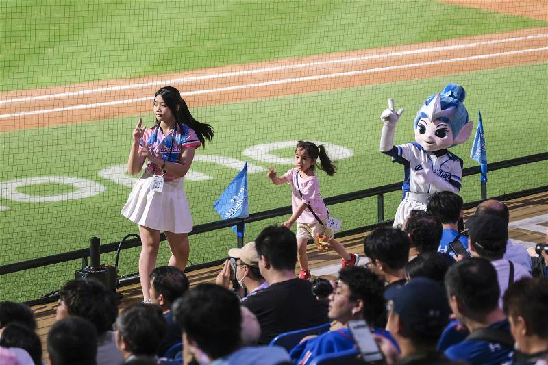 The Fubon Guardians support team is accustomed to treating fans like family. The team’s mascots have a particularly close connection to young fans