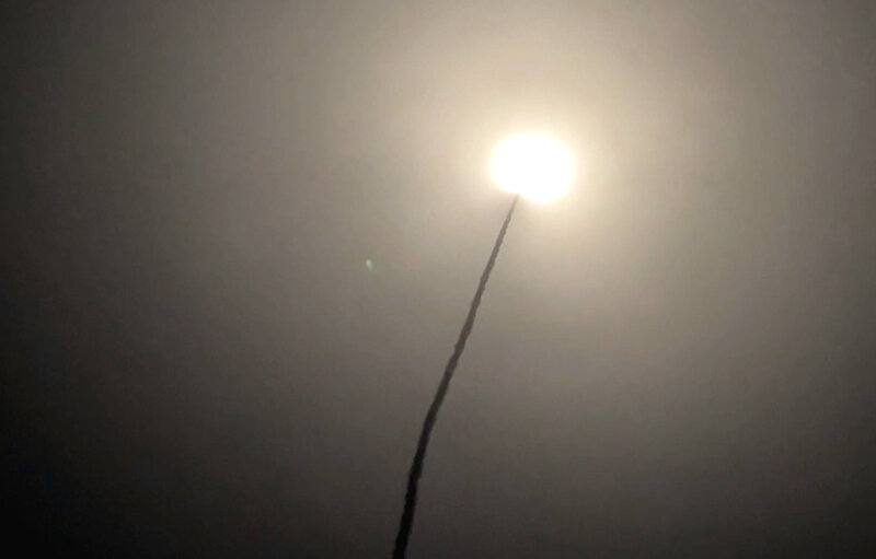 中科院27日重啟高彈道飛彈試射，從台東成功海邊發射靶彈（圖），特別的是以往試射彈最大彈道高度標記「無限高」，這次標記為10萬呎，約30.48公里、近太空