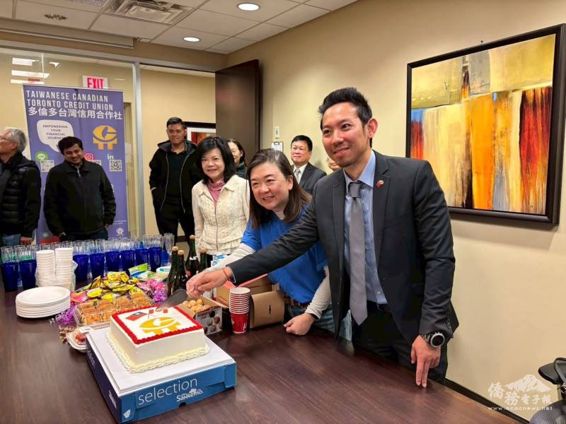 多倫多台灣信用合作社Mississauga新分行開幕，黃柏翔與經理盧莉馨共切蛋榚慶祝