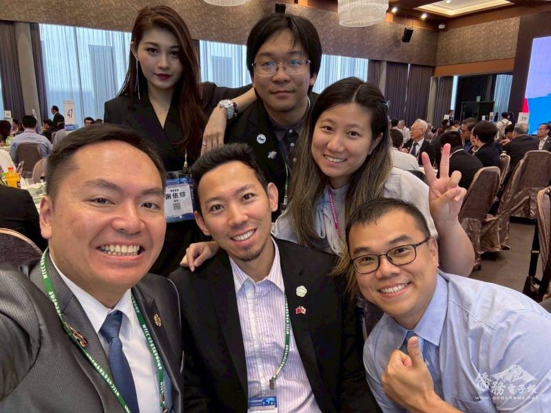 黃柏翔與青商會夥伴合影