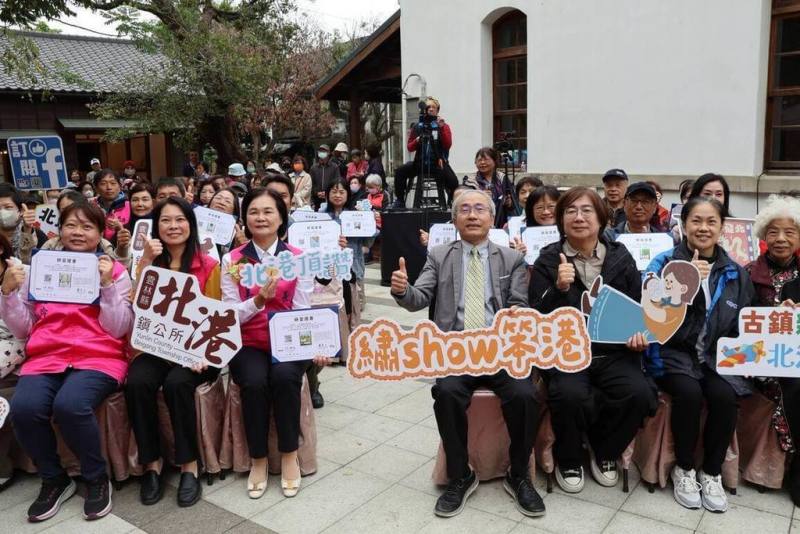 文化部文化資產局與雲林縣北港鎮公所共同辦理「繡Show笨港『龍耀百年．繡動笨港』學員成果展」，27日在北港遊客中心熱鬧開幕。（文化部文化資產局提供）