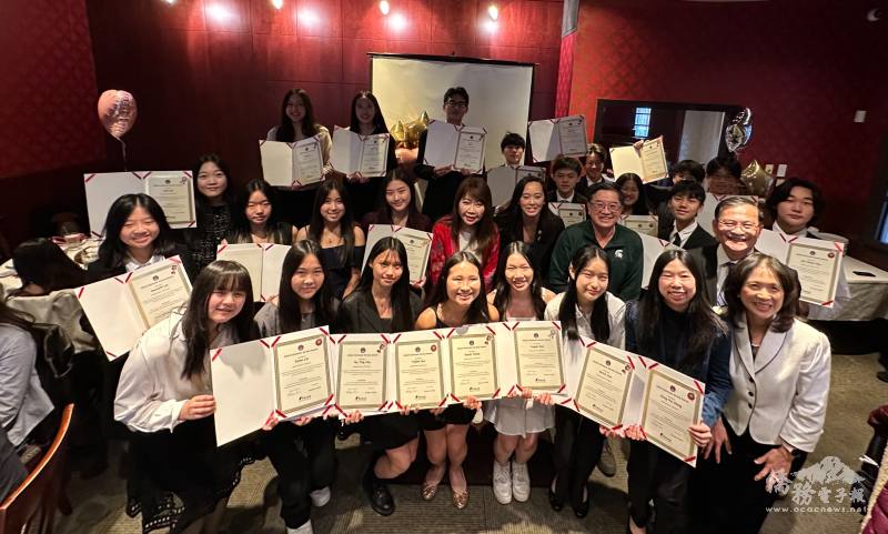 與會貴賓與所有獲獎學員一起大合照留念