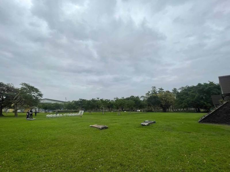 宜蘭縣政府將在宜蘭運動公園二二八紀念物旁的大草坪增設一處風雨多元運動球場，預定115年底完工，場地設計兼容匹克球及羽球這2項運動。（宜蘭縣政府提供）