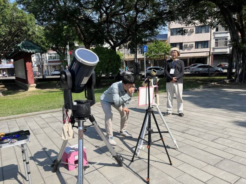 旅居台南的日本工程師生川雅章（右）喜好天文觀星，近期在台南市歷史館戶外廣場架起望遠鏡，帶領民眾觀測天文天象，讓台日又多了一層交流。（台南市政府提供）