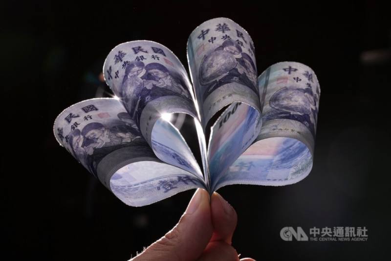 2026年元旦起，勞工須年滿65歲才能請領全額勞保年金。新台幣示意圖（中央社檔案照片）