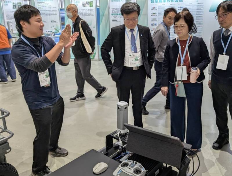 工研院向農業科技司李紅曦司長說明農工合作研發成果