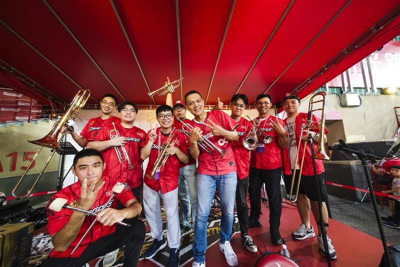 Yü Chin-chin (center) has brought together professional musicians from all over Taiwan in team support bands. They use music to boost the enthusiasm of fans at the ballpark in cheering on their teams