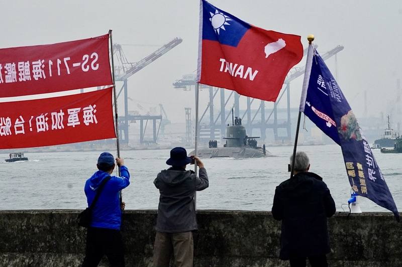 潛艦國造原型艦海鯤號繼27日進行第4次海上測試，28日上午再度出海進行第5次浮航測試，軍事迷於高雄港邊揮旗加油，目送海鯤號出航