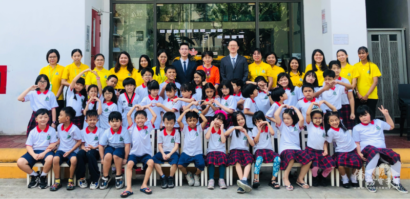 陳右南與史丹佛加拿大國際學校師生合影