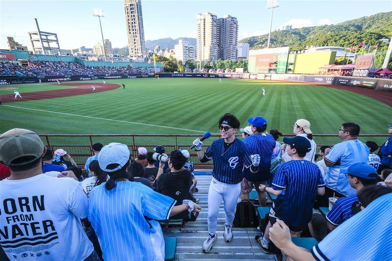 Travis, the head of the Fubon Guardians support group, conveys his love for baseball through his passionate cheering. He leads fans in shouting cheers and transmits positive energy throughout the ballpark