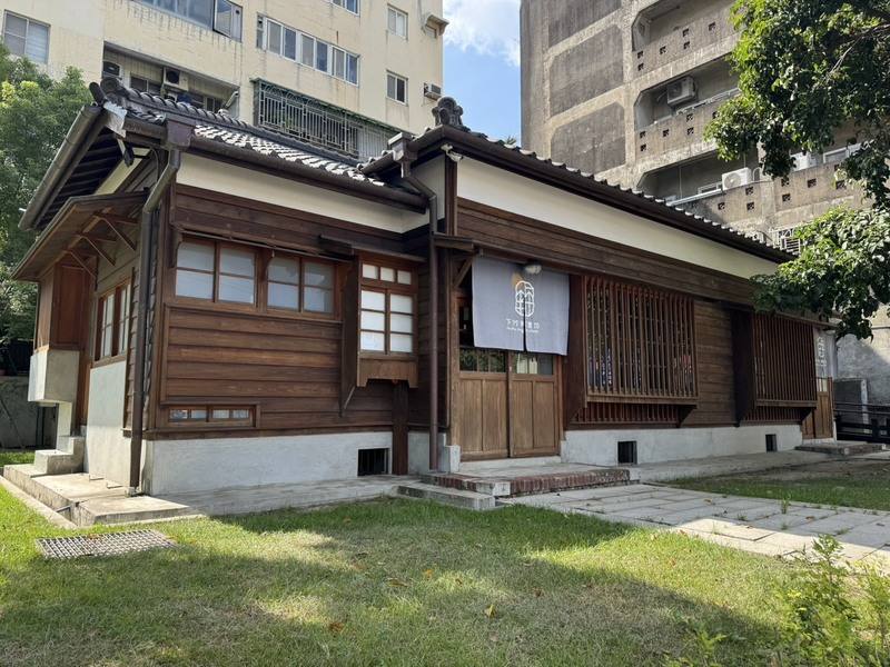 新竹市歷史建築南大路警察宿舍（圖）近年在市府推動下完成修復並委外經營，規劃展覽、教育推廣與文化活動，轉化為市民共享的文化場域。