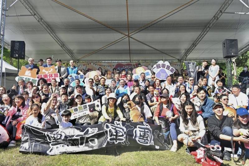 新北市動物保護防疫處29日舉辦「2025毛寶貝狂想曲樂遊耶誕趴」，吸引不少飼主帶著家中毛孩一同參加，市長侯友宜（後中）也到場共襄盛舉。（新北市新聞局提供）