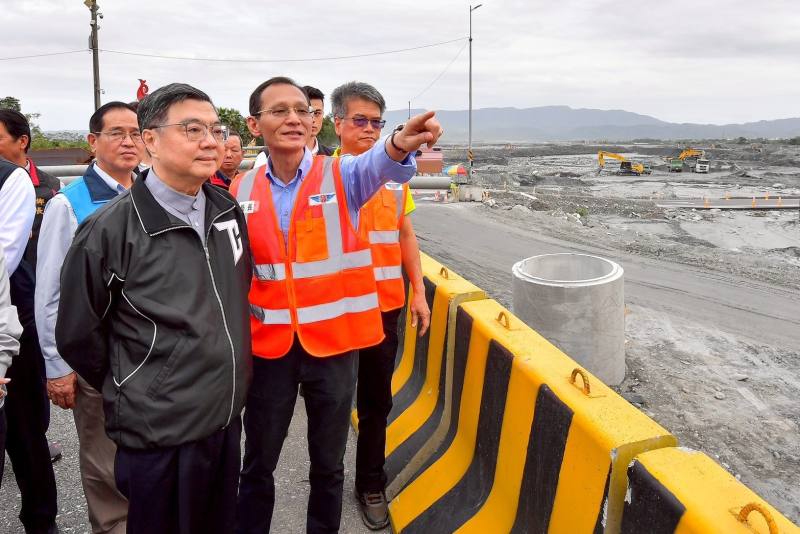 卓院長抵達馬太鞍溪橋視察點後，首先聽取交通部公路局林福山局長說明橋梁搶修工程進度。