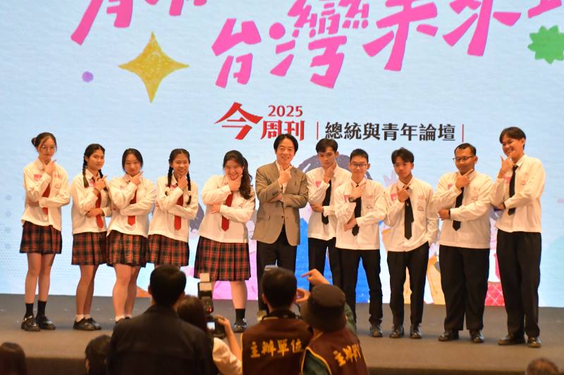 總統賴清德與致用高中僑生合影