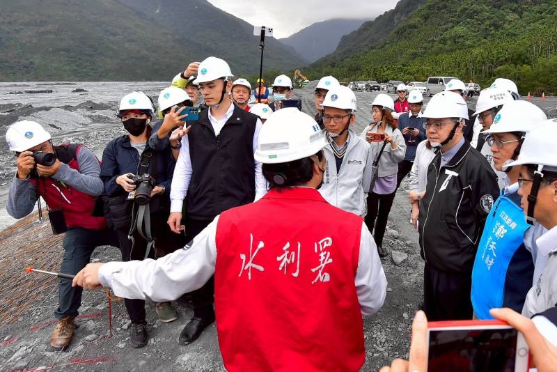 結束馬太鞍溪橋視察行程後，卓院長隨即前往馬太鞍溪左岸河川堤防視察搶修搶險情形，並聽取經濟部水利署林元鵬署長說明工程進度簡報。